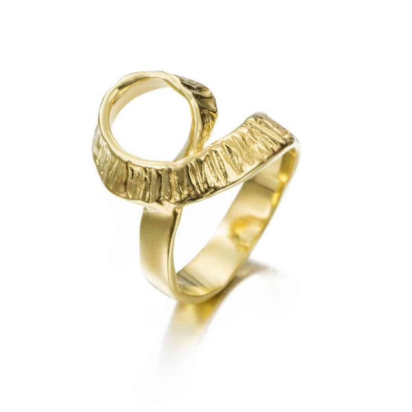 Anillo de textura orgánica en plata de ley con baño de oro de 18k