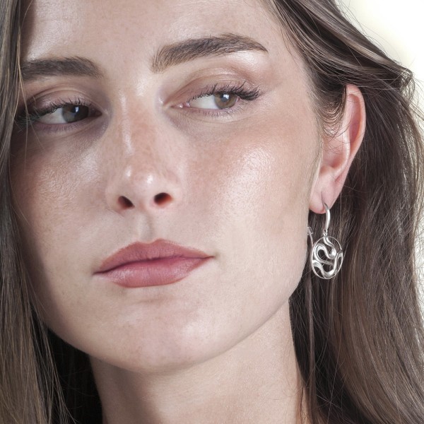 Circular hook earrings with fluid lines in 925 sterling silver